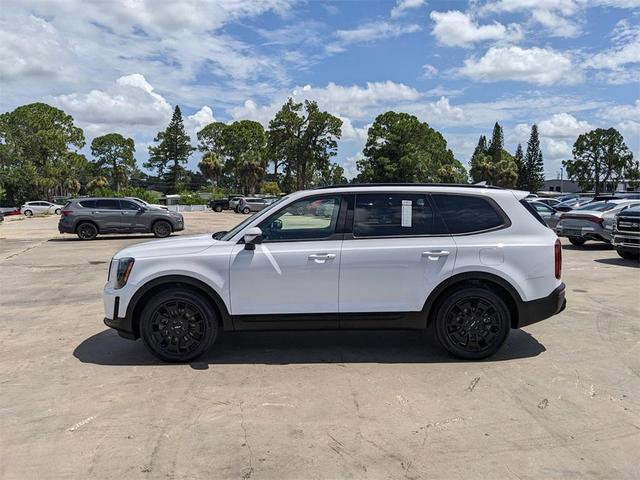Photo of 2022 Glacial White Pearl Kia Telluride