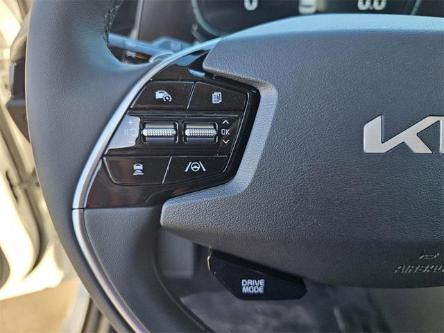 Photo of 2025 Snow White Pearl Kia Niro