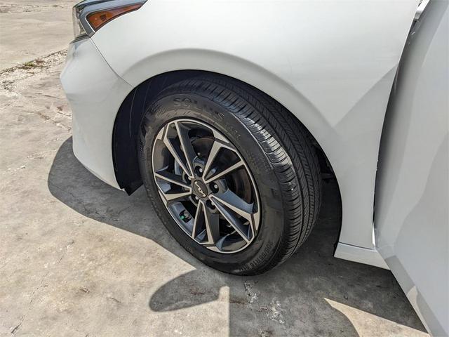 Photo of 2023 Snow White Pearl Kia Forte