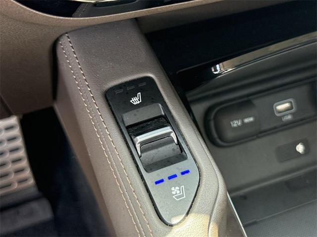 Photo of 2022 Glacial White Pearl Kia Telluride
