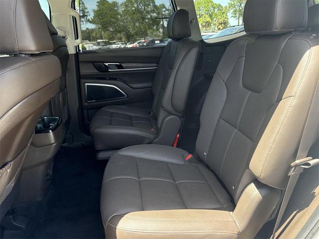 Photo of 2022 Glacial White Pearl Kia Telluride