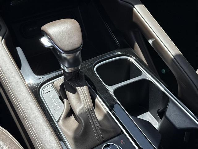 Photo of 2022 Glacial White Pearl Kia Telluride