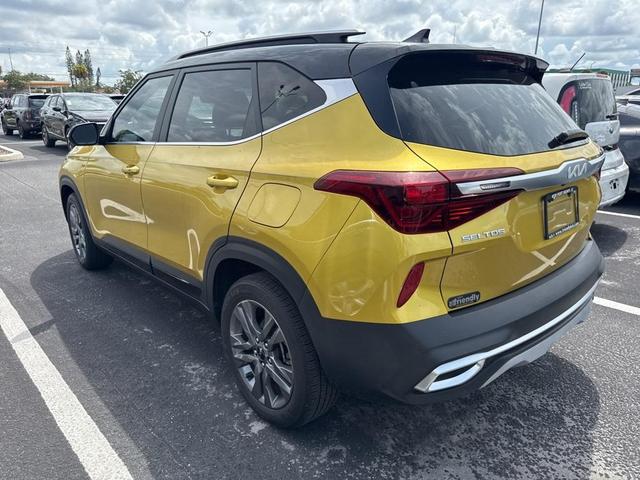 Photo of 2023 Starbright Yellow / Black Roof Kia Seltos