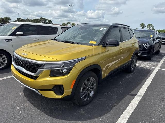 Photo of 2023 Starbright Yellow / Black Roof Kia Seltos