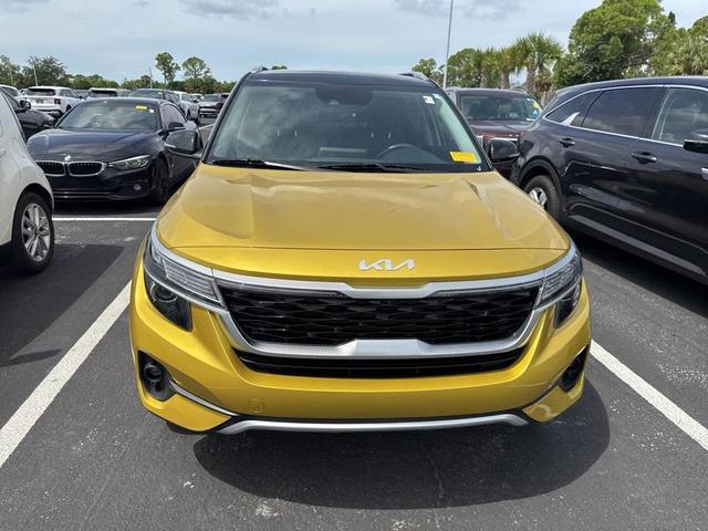 Photo of 2023 Starbright Yellow / Black Roof Kia Seltos