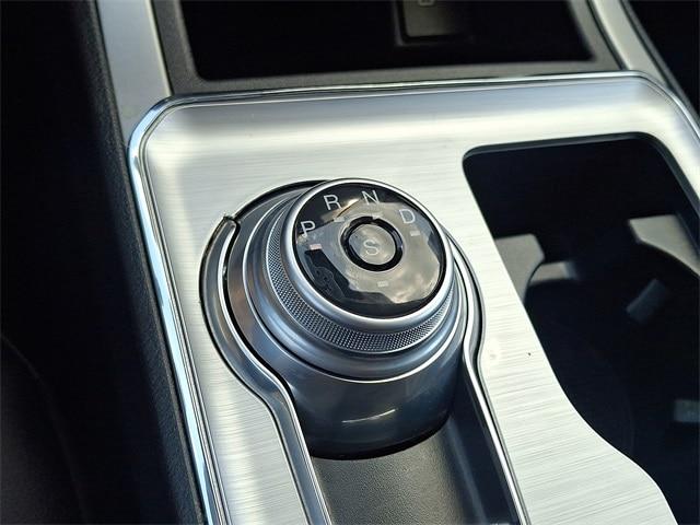 Photo of 2022 STAR WHITE Ford Edge