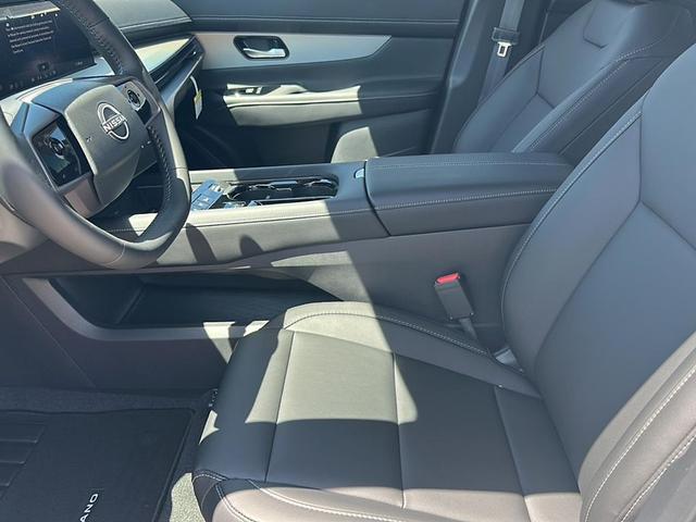 Photo of 2025 Everest White Pearl Tricoat/Super Black Nissan Murano