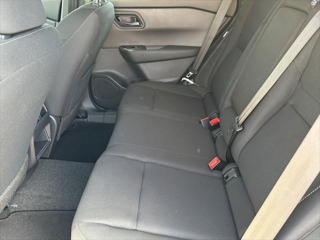 Photo of 2025 Glacier White Nissan Rogue