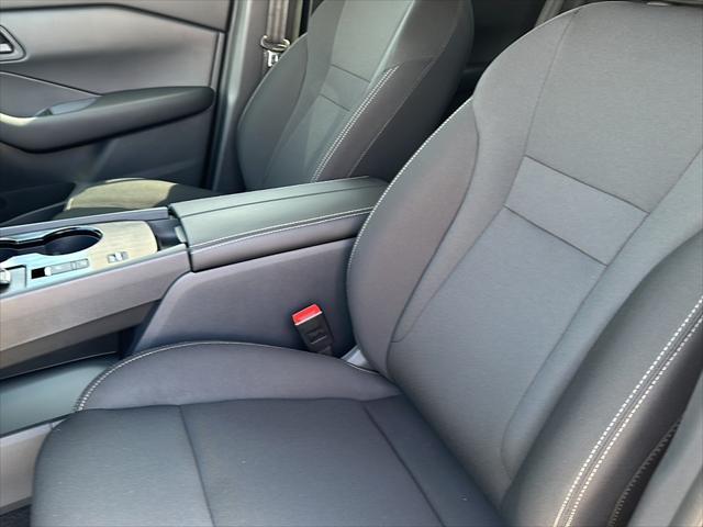 Photo of 2025 Glacier White Nissan Rogue