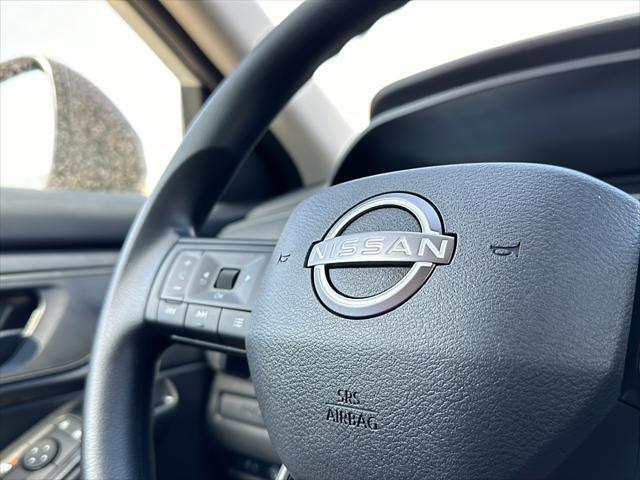 Photo of 2025 Glacier White Nissan Rogue