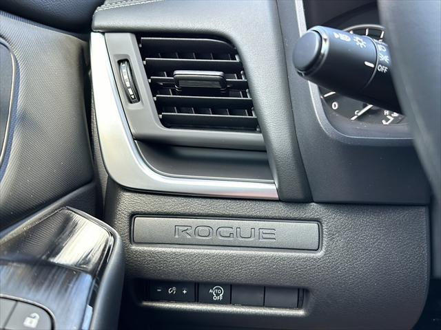 Photo of 2025 Glacier White Nissan Rogue