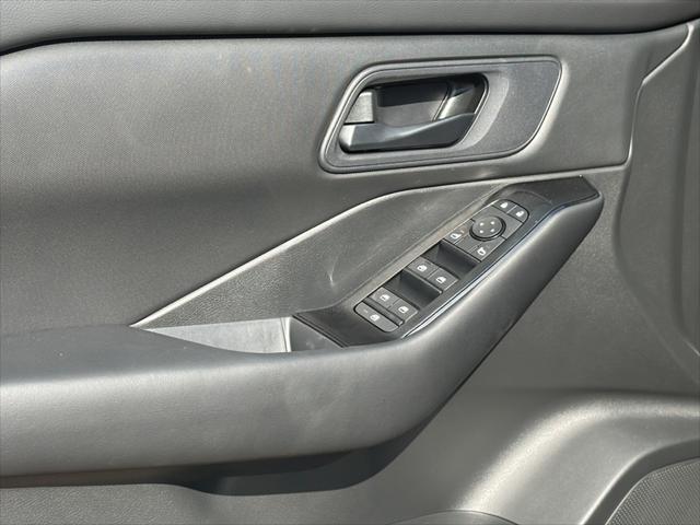 Photo of 2025 Glacier White Nissan Rogue