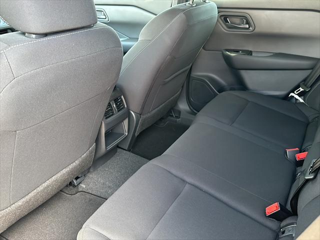 Photo of 2025 Glacier White Nissan Rogue