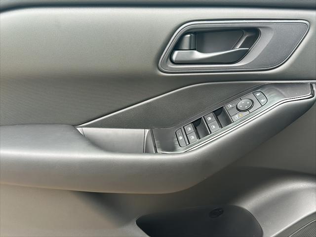 Photo of 2025 Glacier White Nissan Rogue