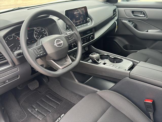 Photo of 2025 Glacier White Nissan Rogue