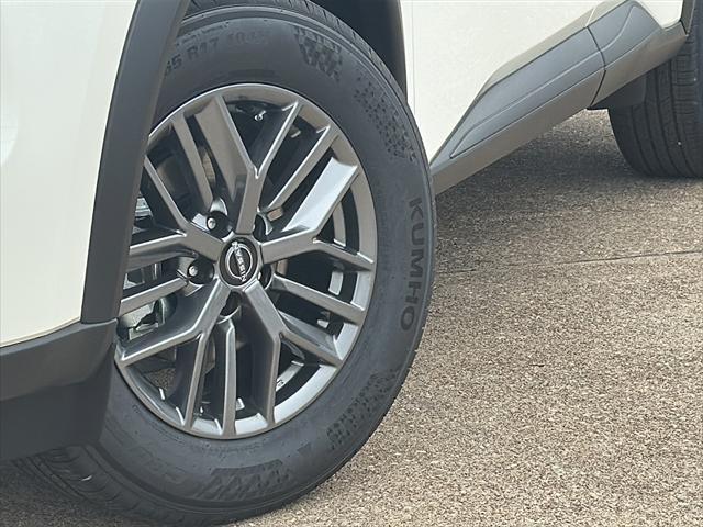 Photo of 2025 Glacier White Nissan Rogue