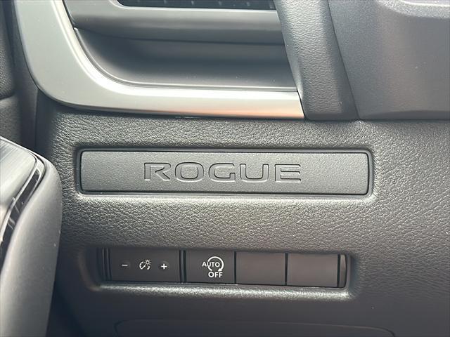 Photo of 2025 Glacier White Nissan Rogue