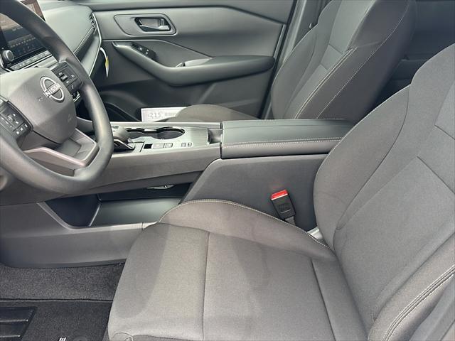Photo of 2025 Everest White Pearl Nissan Rogue