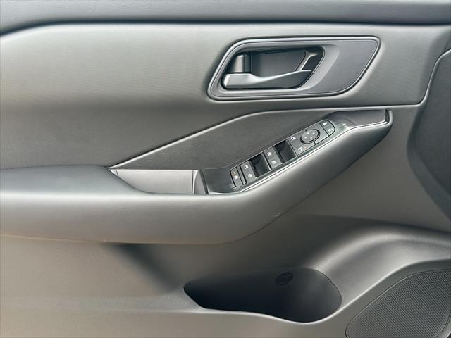 Photo of 2025 Everest White Pearl Nissan Rogue