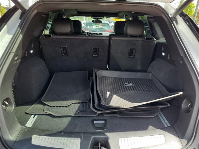Photo of 2020 Crystal White Tricoat Cadillac XT5