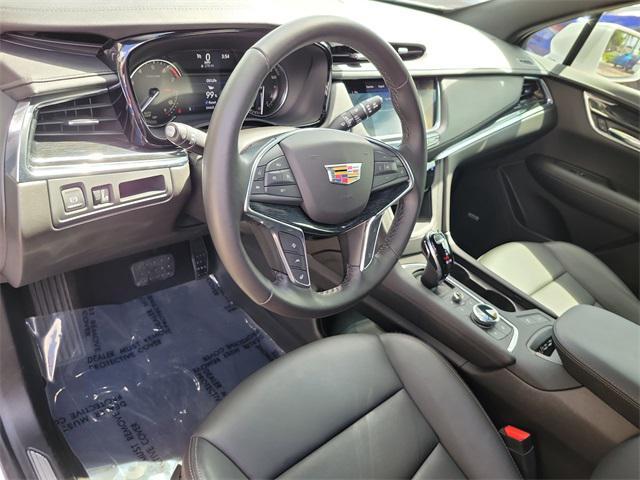 Photo of 2020 Crystal White Tricoat Cadillac XT5