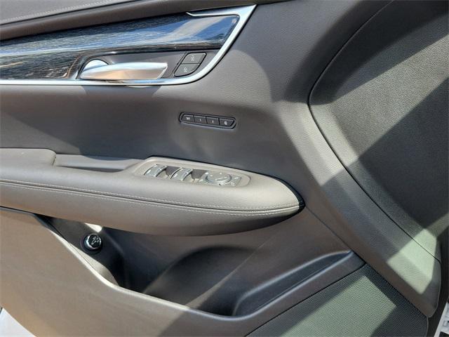 Photo of 2020 Crystal White Tricoat Cadillac XT5