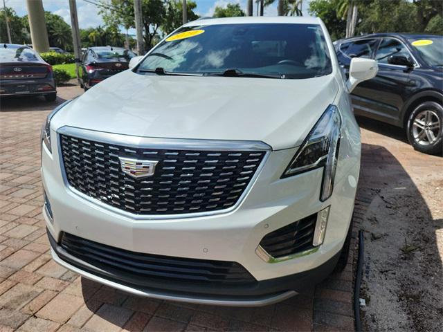 Photo of 2020 Crystal White Tricoat Cadillac XT5