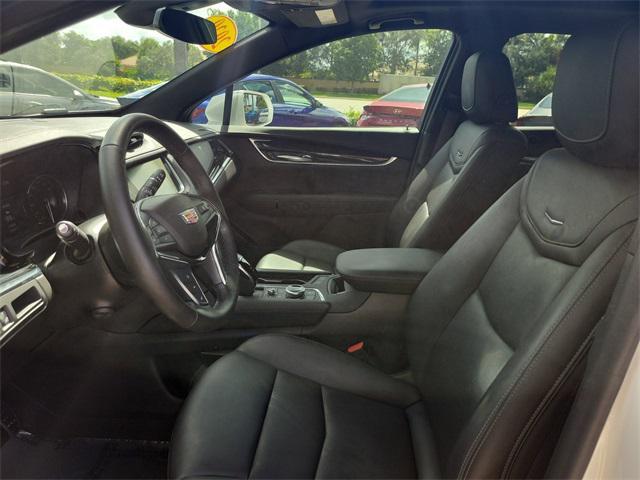 Photo of 2020 Crystal White Tricoat Cadillac XT5