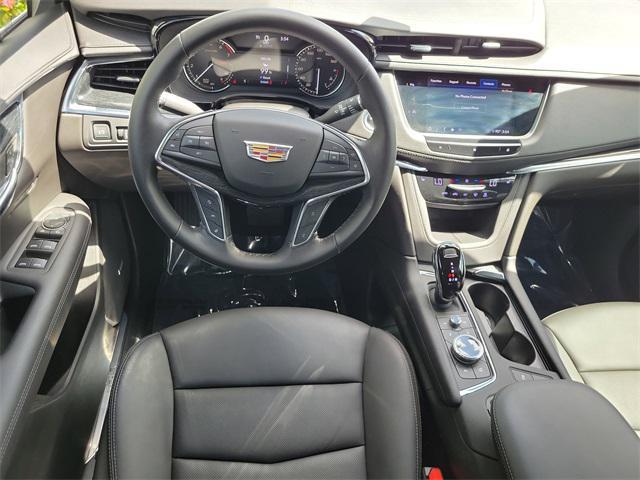Photo of 2020 Crystal White Tricoat Cadillac XT5