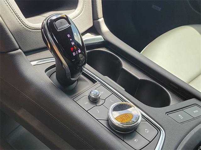 Photo of 2020 Crystal White Tricoat Cadillac XT5