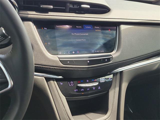 Photo of 2020 Crystal White Tricoat Cadillac XT5