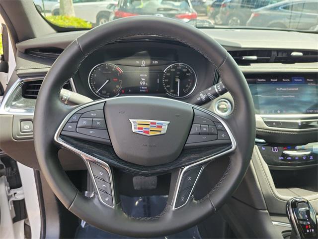 Photo of 2020 Crystal White Tricoat Cadillac XT5