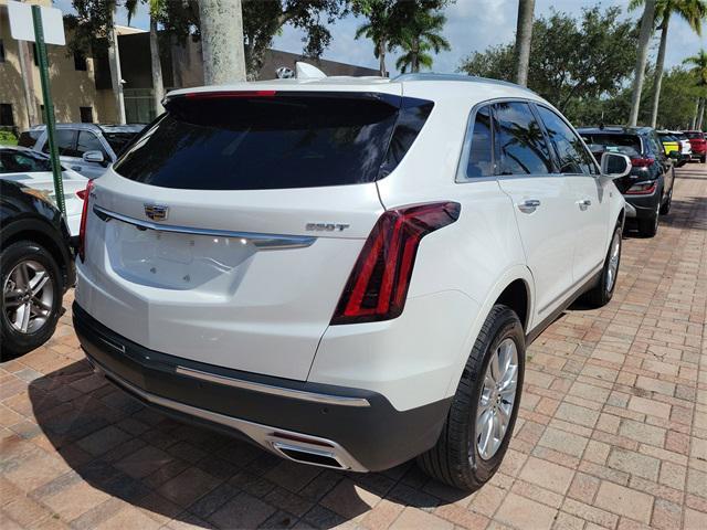 Photo of 2020 Crystal White Tricoat Cadillac XT5