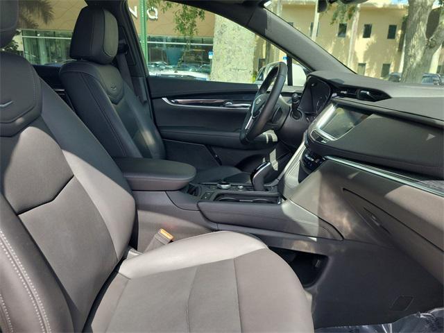 Photo of 2020 Crystal White Tricoat Cadillac XT5