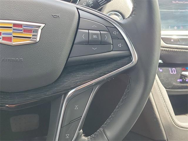 Photo of 2020 Crystal White Tricoat Cadillac XT5
