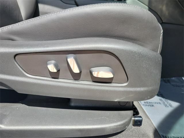 Photo of 2020 Crystal White Tricoat Cadillac XT5