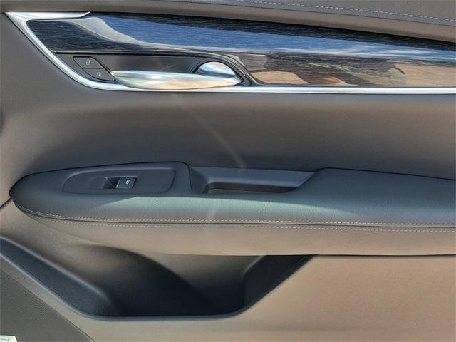Photo of 2020 Crystal White Tricoat Cadillac XT5