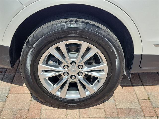 Photo of 2020 Crystal White Tricoat Cadillac XT5