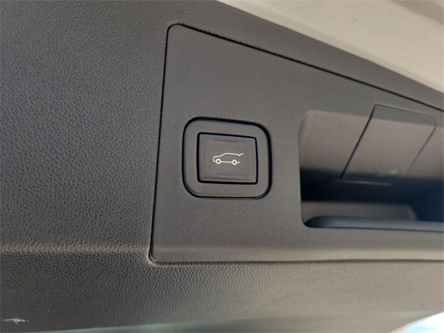 Photo of 2020 Crystal White Tricoat Cadillac XT5