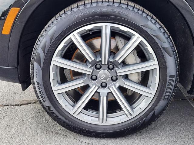 Photo of 2019 Night Black Audi Q7