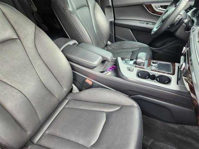 Photo of 2019 Night Black Audi Q7