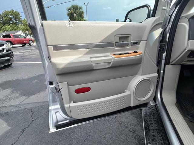 Photo of 2008 Bright Silver Metallic Clearcoat Chrysler Aspen
