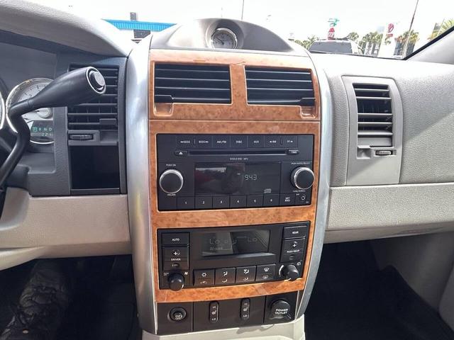 Photo of 2008 Bright Silver Metallic Clearcoat Chrysler Aspen