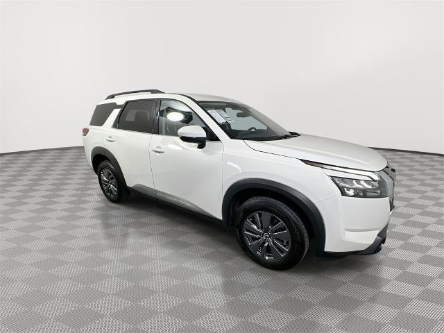 Photo of 2024 Glacier White Nissan Pathfinder