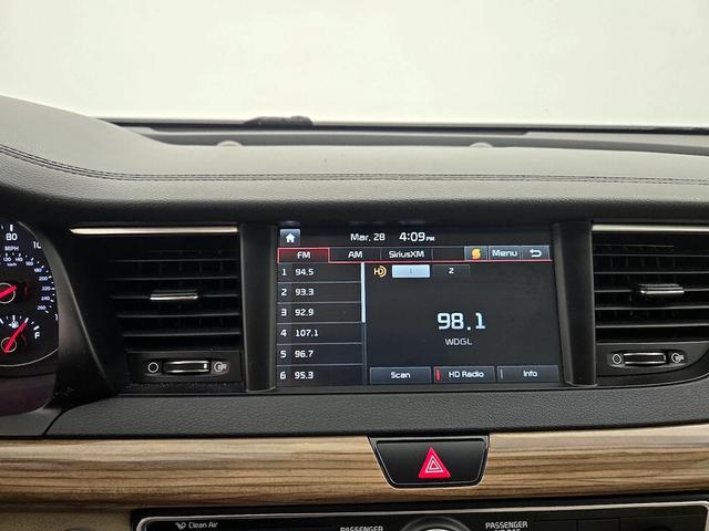 Photo of 2017 White Kia Cadenza