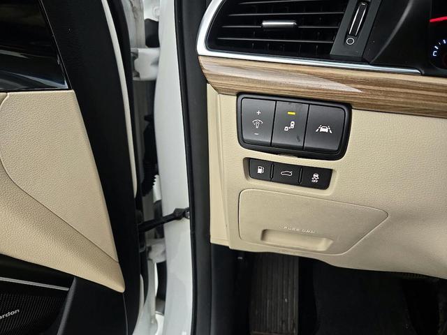 Photo of 2017 White Kia Cadenza