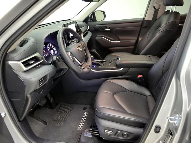 Photo of 2024 Gray Toyota Highlander