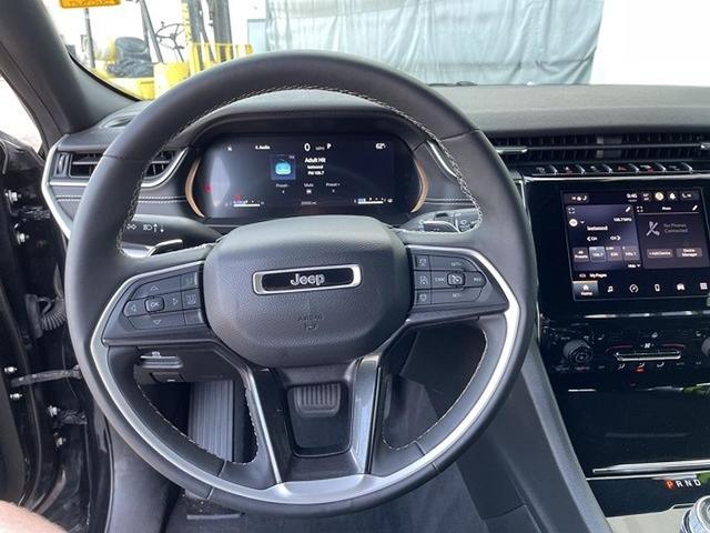 Photo of 2023 Diamond Black Crystal Pearlcoat Jeep Grand Cherokee