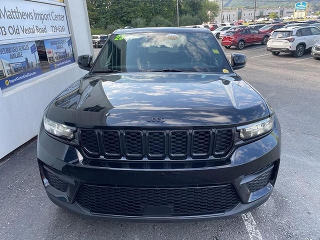 Photo of 2023 Diamond Black Crystal Pearlcoat Jeep Grand Cherokee