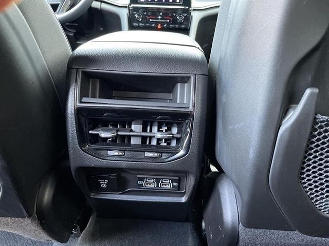 Photo of 2023 Diamond Black Crystal Pearlcoat Jeep Grand Cherokee